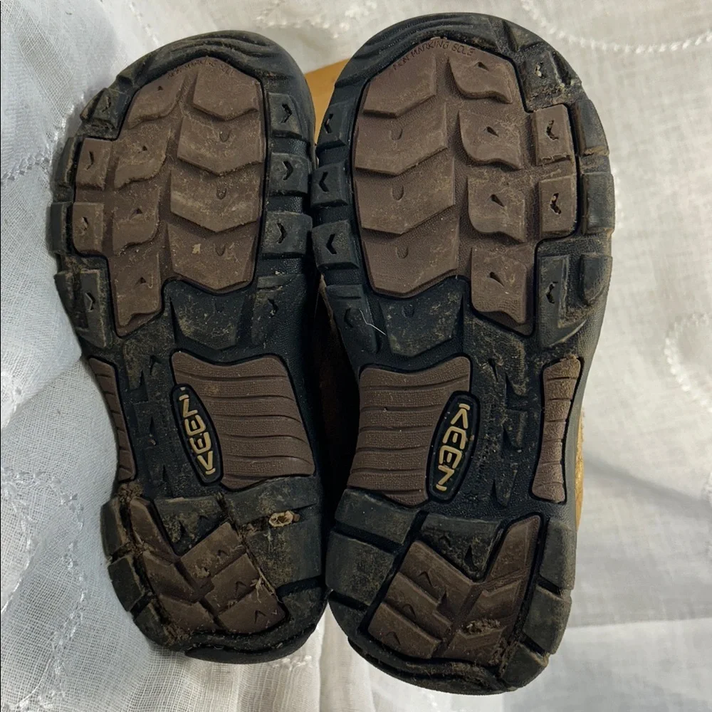Keen leather ankle booties stamped sz 4